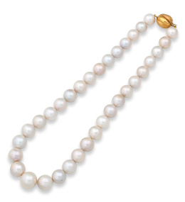 651.  Collar de perlas de los Mares del Sur con tamaño entre 16,20 y 12,50 mm con cierre gallonado de oro amarillo de 18K.
