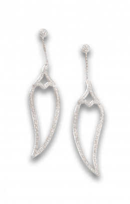 121.  Pendientes largos de brillantes con contorno en forma de hoja estilizada que pende de cadena.