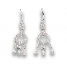 682.  Pendientes largos de diamantes con tres lagrimas colgantes.