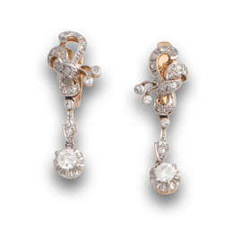 646.  Pendientes largos años 40 con brillantes colgantes que suman 0,60 ctes ,que penden de ramas de diamantes.