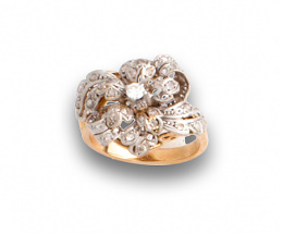 55.  Sortija años 40 en forma de flor con brillante central y diamantes en pétalos y hojas.