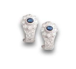 658.  Pendientes con rosetón de zafiro orlado de brillantes sobre banda de brillantes.