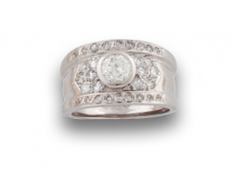 660.  Sortija ancha con brillante central de 0,60 ctes y pavé de bts entre bandas en la montura.