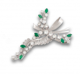 656.  Broche de esmeraldas y brillantes años 60 con diseño de ramas entrelazas.
