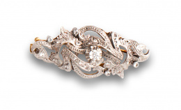62.  Broche con diseño de formas vegetales con zafiros blancos.