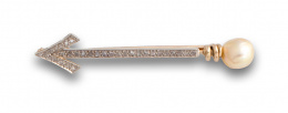 647.  Broche alfiler de diamantes con diseño de flecha rematada por perla golden.