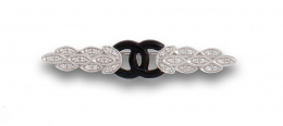 630.  Broche alfiler estilo Art-Decó con brillantes y dos aros de ónix centrales.