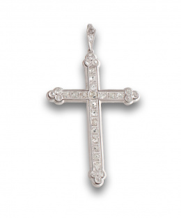 629.  Cruz colgante de brillantes de talla antigua de pps de s. XX en oro blanco de 18K