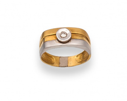 121.  Sortija con solitario de 0,20 ct aprox en frente plano bicolor.