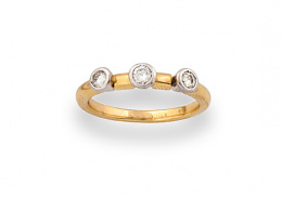 112.  Sortija tresillo con tres brillantes en chatón que suman 0,30 ct.