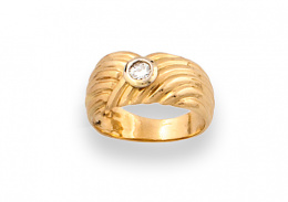 108.  Sortija ancha con brillante de 0,20 ct aprox en montura gallonada,