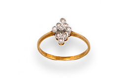 127.  Sortija con rombo de chatones de brillantes.