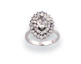 685.  Sortija lanzadera con diamante talla rosa central de 0,50 ct aprox y doble orla de brillantes que suman 1 ct.