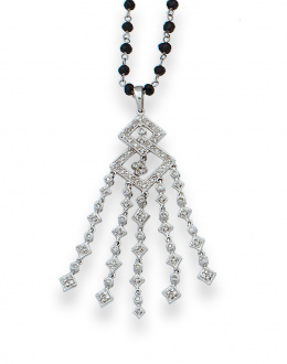 151.  Collar con centro de brillantes en chandelière que suman  0,45 ct y pende de cadena de espinelas negras.