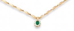 126.  Collar con centro de esmeralda de 0,90 ct orlada de brillantes y cadena de piezas en forma de “s”.