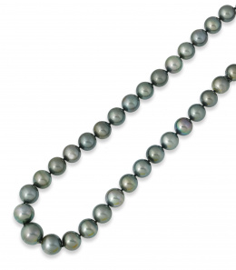 116.  Collar de perlas de Tahití redondas con tamaño entre 13,70 y 11 mm .