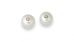 118.  Pendientes de perlas abotonadas de 10 mm con brillantes centrales.
