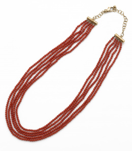 686.  Collar de cinco hilos de coral de 3,20 mm. con cierre de cadena para hacer medida graduable.