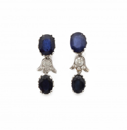 160.  Pendientes largos con dobles zafiros ovales y entre ellos tulipán de brillantes que suman 0,50 cts.