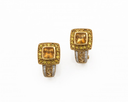 670.  Pendientes con cuadrado de cuarzo citrino orlado de zafiros amarillos con base de banda calada con brillantes.