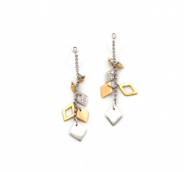 685.  Pendientes largos con rombos colgantes de cadenas en oro tricolor con brillantes.