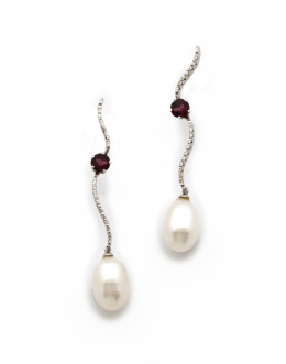 673.  Pendientes largos con perlas ovales colgantes de línea sinuosa de brillantes adornada por rodolita.