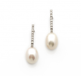 98.  Pendientes con línea rivière de brillantes y perlas ovales de 10 mm.