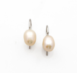 691.  Pendientes con perlas ovales rosadas de 10,50 mm y brillantito en gancho de oro blanco de 18K.