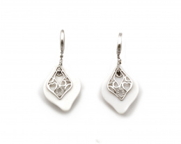 140.  Pendientes largos con rombo calado de brillantes sobre ágata blanca que pende de arco,en oro blanco de 18K.