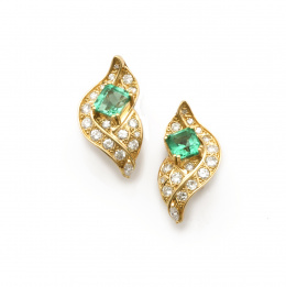 115.  Pendientes con esmeraldas colombianas que suman 5 ct entre hojas de brillantes que suman 2,80 ct.