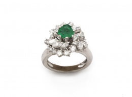 704.  Sortija con esmeralda perilla en montura de marquisses y brillantes a modo de nido que suman 2 ct aprox.
