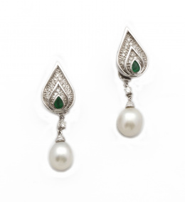 152.  Pendientes largos con perlas australianas ovales colgantes de motivo a modo de llama de brillantes con esmeraldas perilla.