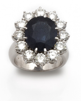 182.  Sortija con gran zafiro oval de 7,15 ct orlado por 12 brillantes que suman 3,60 ct