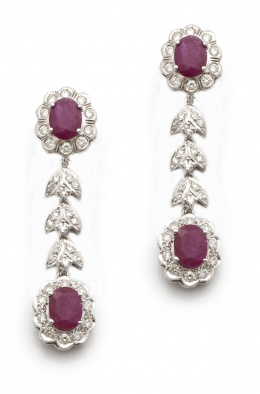 166.  Pendientes largos con rubíes ovales orlados de brillantes, y entre ellos hojas de brillantes. En oro blanco de 18K.
