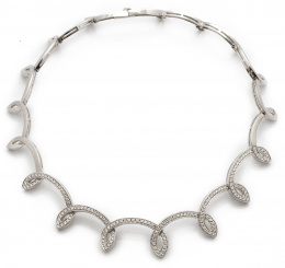 154.  Gargantilla de piezas onduladas a modo de corona articuladas, con brillantes en parte frontal.