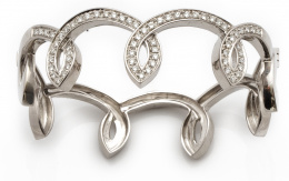 151.  Brazalete rígido con ondas de brillantes a modo de corona, en oro blanco de 18K. 