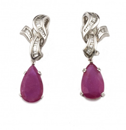 592.  Pendientes largos con perillas de rubíes colgantes de cinta entrelazada de baguettes.