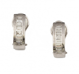 570.  Pendientes con bandas curvas de trapecios que suman 1,67 ct.