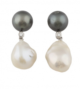 103.  Pendientes largos desmontables de perlas de Tahití esférica de 12 mm brillante en chatón y perla blanca barroca colgante de 14,5 mm.