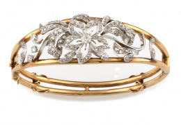 534.  Brazalete rígido con motivo floral de brillantes central .