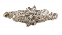 535.  Broche de brillantes con diseño de flores y ramas en oro amarillo de 18K con frente de oro blanco.