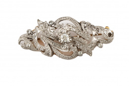 97.  Broche de diseño de formas vegetales con zafiros blancos en oro amarillo de 18K con frente de oro blanco.