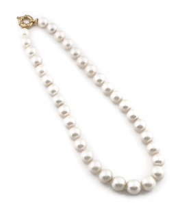 781.  Collar de perlas de los Mares del Sur con tamaño graduado entre 15 y 11,50 mm y cierre de timón en oro de 18K.