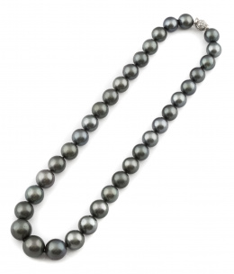 104.  Collar de perlas de Tahití con tamaño graduado entre 14,50 y 11 mm con cierre esférico de oro blanco y brillantes.