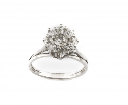 594.  Sortija con rosetón elevado de brillantes que suman 1,50 ct en montura de platino.