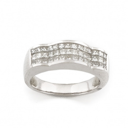 571.  Sortija de frente ancho ondulado con diamantes talla princesa de engaste invisible que suman 1 ct.
