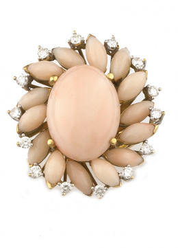 96.  Sortija flor de coral piel de ángel con cabuchón central orlado de 14 marquises y brillantes alternos.