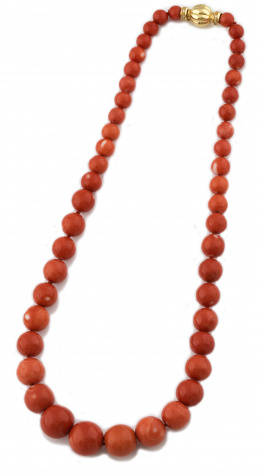 598.  Collar de coral formado por cuentas de tamaño entre 16,20 y 11,30 mm.