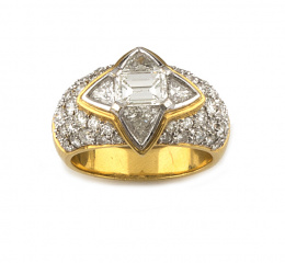 620.  Sortija de diamantes talla esmeralda ,brillantes y triángulo en montura de pavé de brillantes.