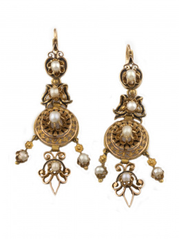 25.  Pendientes largos s.XIX franceses, con perlas finas y borde de esmalte sobre piezas caladas.